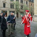 Kardinal Albrecht mit englischem Ablassbrief für internationale Journalisten. Foto: Stadtmarketing Halle (Saale) GmbH