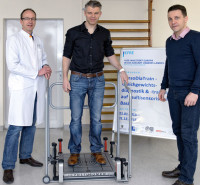 Prof. Karl-Stefan Delank, Direktor des DOUW, sowie Dr. Andreas Lauenroth und PD Dr. René Schwesig (beide Forschungslabor des DOUW) mit dem zu evaluierenden Gerät. Foto: UKH