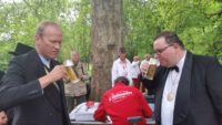 Bier auf Knoblauch: auch für die hohen Herren der Knoblauchsmittwochsgesellschaft geschmacklich offensichtlich gewöhnungsbedürftig. 