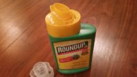 "Roundup" von Monsanto, ein Totalherbizid mit dem Wirkstoff Glyphosat.