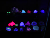 Unscheinbare Steine unter UV-Licht werden bunt