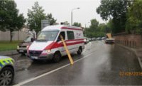 Unfall Brett durchschlägt Krankentransporter. Foto: Polizei