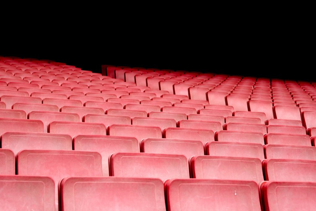 Leere rote Kino- oder Theatersitze